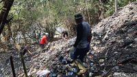 TNI dan Warga Gotong Royong Bersihkan Gunung Sampah di Cilebut Bogor