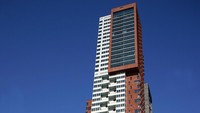 Montevideo berlokasi di samping Port Of Rotterdam. Tingginya mencapai 139,5 m memiliki lambang M besar di bagian atas gedung (iStock)