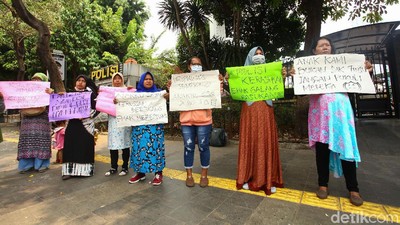 Kutuk Aksi Kekerasan Demo DPR, Emak-emak Orasi di Polda Metro
