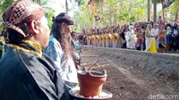 Setiba di pintu masuk area sumber mata air, rombongan kirab disambut suara rebana bertalu-talu. (Foto: Rinto Heksantoro/detikcom)