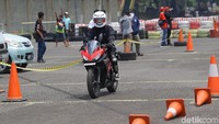 Peserta diharuskan memakai safety gear yang diberikan. Totalnya akan ada 50 peserta yang bakal menaklukkan tantangan ini.