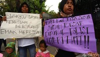 Pantauan detikcom, massa aksi juga tampak membawa sejumlah anak kecil.