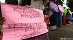 Kutuk Aksi Kekerasan Demo DPR, Emak-emak Orasi di Polda Metro