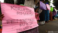 Massa turut membawa sejumlah poster tuntutan. Poster-poster itu bertulisan sejumlah pesan.