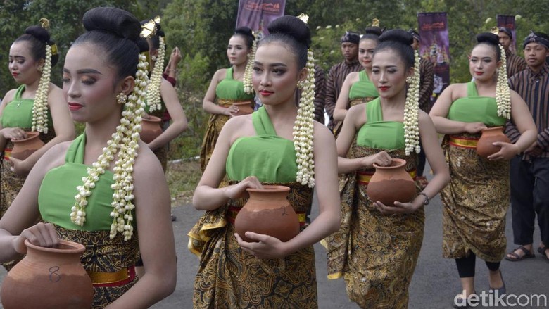 Festival Rogojembangan, Penyatuan 9 Sumber Mata Air Sarat Makna. (Foto: Robby Bernardi/detikcom) Festival Rogojembangan, Penyatuan 9 Sumber Mata Air Sarat Makna. (Foto: Robby Bernardi/detikcom)