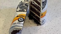 Kalau biasanya kaleng minuman keras, tidak dengan yang satu ini. Kue kaleng minuman terdiri dari 8 lapis adonan kue cokelat denga buttercream putih diantaranya.Foto: Istimewa