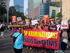 Tuntut Polisi Hentikan Kasus Dandhy Laksono, AJI Gelar Aksi Jalan Mundur