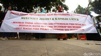 Ada pula yang membawa spanduk.