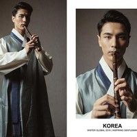 Saat merepresentasikan Korea Selatan di sesi busana nasional, Jong Woo Kim memukau juri dengan mengenakan baju hanbok warna biru muda dan putih. Ia juga tampak membawa suling sebagai pelengkap penampilan. Foto: Instagram/@tim_jongwoo