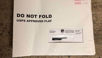 Isinya ijazah dan ditulis jangan dilipat. Foto: Bored Panda