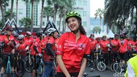 Olahraga tak selalu mahal. Menurut Mikha, gowes adalah cara sehat yang mudah, murah dan menyenangkan. Bisa ditiru nih detikers! (Foto: Nabila Ulfa Jayanti/detikHealth)