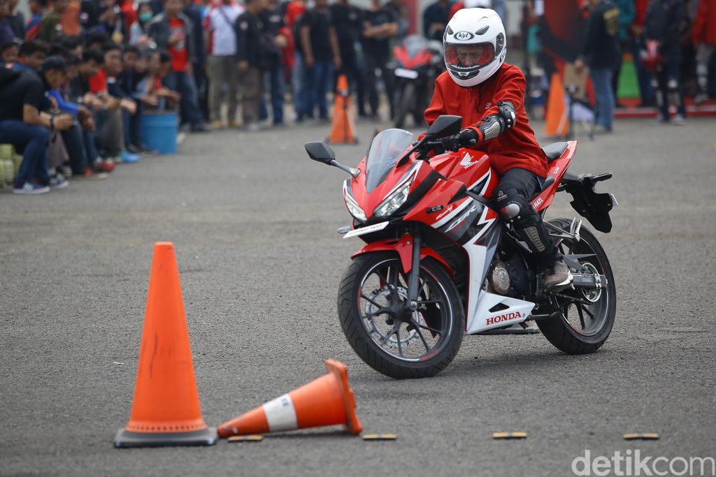 Challange juga digelar CBR Race Day seri kedua di Sentul. Nah, salah satunya yakni safety riding challange.