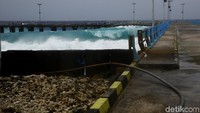 Terlihat dalam foto pelabuhan, ombak bahkan nyaris mencapai dermaga.