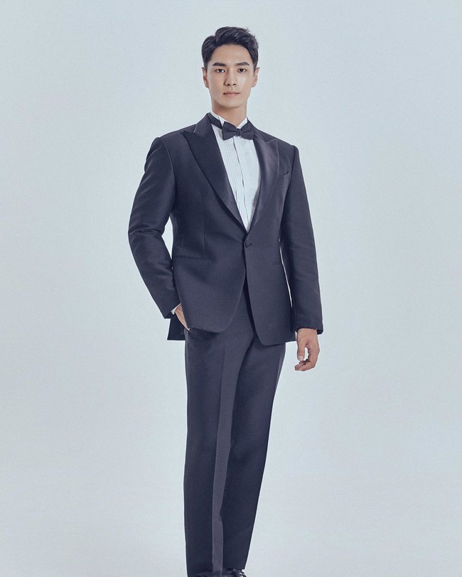 Jong Woo Kim, juara Mister Global 2019, merupakan pria berusia 23 tahun yang berprofesi sebagai model. Saat ini dia sedang menyelesaikan pendidikan di administrasi kepolisian. Foto: Instagram/@tim_jongwoo