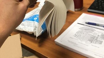 Buku kiriman toko online jadi kurang nyaman dibaca. Foto: Bored Panda