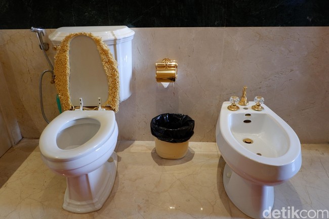 Villa ini dilengkapi berbagai fasilitas seperti lapangan badminton, lapangan tenis, kolam renang, serta meja ping pong. Foto: Gresnia Arela