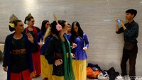 Pemkab Karawang mengundang 15 negara sahabat dalam festival Goyang Karawang tahun ini di antaranya China, Vietnam, Jerman, Australia, Negara Bagian California, Meksiko, hingga Madagaskar. (Foto: Luthfiana Awaludin/detikcom)