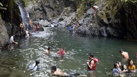 Black Canyon memang tengah digandrungi pengunjung, terutama anak-anak muda. Tiketnya juga cukup murah, hanya Rp 5.000 saja per orang. (Robby/detikcom)