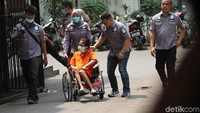Dihadirkan kepada wartawan di Polda Metro Jaya, anak Sri Bintang itu terlihat mengenakan kursi roda.