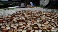 Berbatasan dengan Samudera Pasifik ombak yang menerjang pulau ini sangat ganas. Terlebih jika memasuki musim angin muson barat di akhir September, maka angin yang menampar pulau ini akan jauh lebih kencang. Sebagian nelayan langsung banting setir ke perkebunan untuk mengolah kopra.