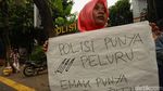 Kutuk Aksi Kekerasan Demo DPR, Emak-emak Orasi di Polda Metro
