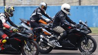 Tak lupa mereka mengenakan perlengkapan berkendara yang komplet, mulai dari helm, jaket, body protector, hingga sepatu.