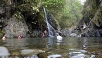 Selain diapit oleh tebing yang tinggi, Black Canyon ini juga dipenuhi dengan aliran air jernih dan segar. Cocok buat main air bareng teman-teman. (Robby/detikcom)