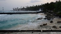 Terlihat ombak kenjang terus menerjang bibir pantai.