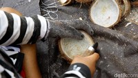 Kopra di Miangas saat ini dijual seharga Rp 2.500/kg, maka margin dari kopra per kg hanya sekitar Rp 100-200/kg, jika 1 kg kopra diperoleh dari 5 sampai 6 butir kelapa dengan harga Rp 2.000-2.500/kg.