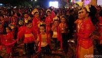 Di antara belasan ribu penari, tampak sejumlah anak-anak ikut berpartisipasi memecahkan rekor tersebut. (Foto: Luthfiana Awaludin/detikcom)