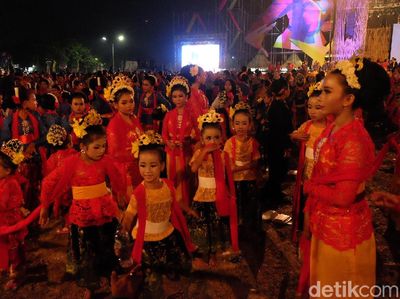 Foto: 17.857 Penari Goyang Karawang Pecahkan Rekor MURI