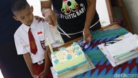 Setelah berdoa, biasanya pihak keluarga yang berulang tahun akan menyiapkan kue atau makanan untuk dibagikan kepada seisi sekolah. Mereka bergiliran menyalami yang berulang tahun sambil mengambil makanan.