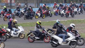 Momen Parade Ratusan Bikers Keliling Sirkuit Sentul