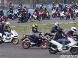 Momen Parade Ratusan Bikers Keliling Sirkuit Sentul