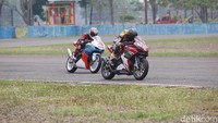 Mereka beradu cepat di Sirkuit Internasional Sentul.
