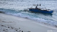 Tak hanya itu pasokan pangan dan bahan bakar yang mengandalkan transportasi laut lewat kapal perintis pun ikut terhambat akibat cuaca buruk.