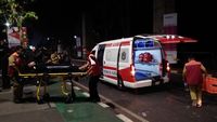 Ambulans DKI Masuk ke Zona Demo Ricuh, Angkut Polisi yang Terluka