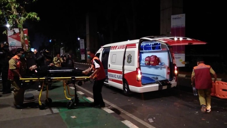 Foto: Ambulans DKI bantu polisi yang terluka saat ricuh di sekitar Senayan (Ahmad Bil Wahid/detikcom) Foto: Ambulans DKI bantu polisi yang terluka saat ricuh di sekitar Senayan (Ahmad Bil Wahid/detikcom)