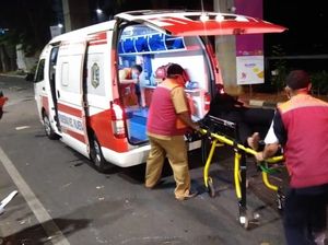 Ambulans DKI Masuk ke Zona Demo Ricuh, Angkut Polisi yang Terluka