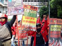 Aliansi Buruh Aksi Tolak RUU Pertanahan Dekat DPR, Ada Siswa Ikutan