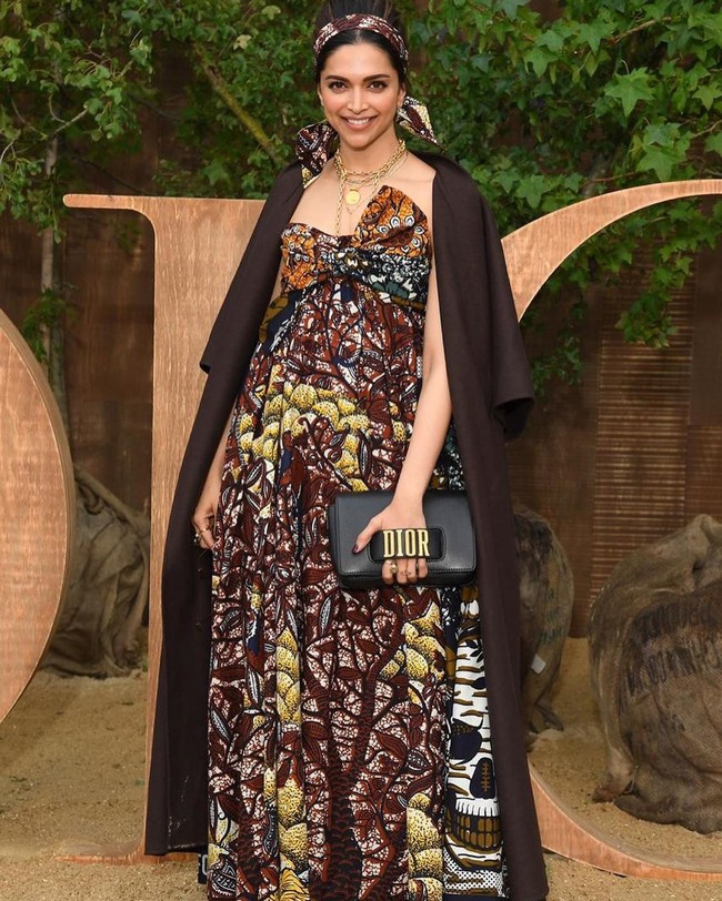 Deepika Padukone memadukan dress kecokelatanya itu dengan coat berwarna senada yang dipakainya hanya dengan disampirkan ke pundaknya. Foto: dok. Vogue, Dok. Instagram