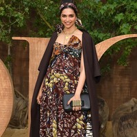 Deepika Padukone memadukan dress kecokelatanya itu dengan coat berwarna senada yang dipakainya hanya dengan disampirkan ke pundaknya. Foto: dok. Vogue, Dok. Instagram