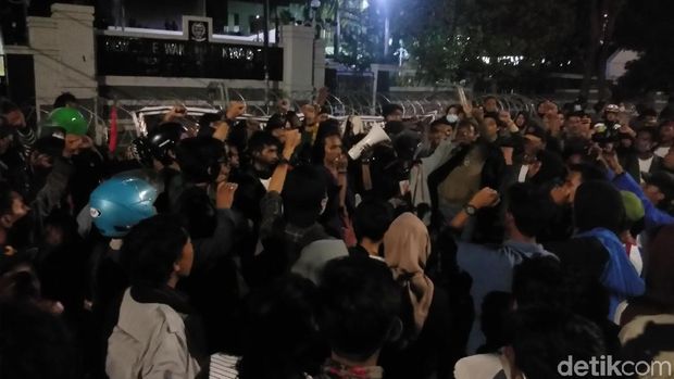 Mahasiswa membubarkan diri dari DPRD Sulsel, Senin (30/9/2019)