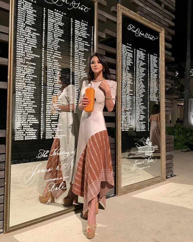 Sebelumnya wanita yang akrab disapa Dinda tersebut penah dijuluki crazy rich Los Angelenos (orang Los Angeles) oleh majalah Harpers Bazaar AS. Ketika itu, ia bahkan diwawancarai oleh penulis buku Crazy Rich Asians untuk edisi September 2019. Foto: Instagram @adindabakrie