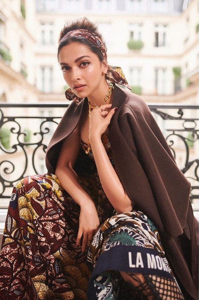 Tak hanya Suzy yang memakai dress mirip batik saat menghadiri fashion show Dior di Paris Fashion Week 2019. Aktris India Deepika Padukone juga memakai dress serupa yang jika dilihat sekilas sangat mirip batik. Foto: dok. Vogue, Dok. Instagram
