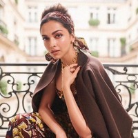 Tak hanya Suzy yang memakai dress mirip batik saat menghadiri fashion show Dior di Paris Fashion Week 2019. Aktris India Deepika Padukone juga memakai dress serupa yang jika dilihat sekilas sangat mirip batik. Foto: dok. Vogue, Dok. Instagram
