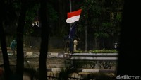 Lemparan itu kemudian dibalas polisi dengan tembakan gas air mata. 
