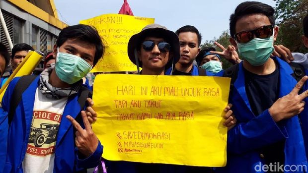 Poster Demo Mahasiswa: Minta Tak Ditembak hingga 'Ponakan Pak Tito'