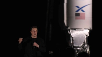 Ini pada dasarnya adalah holy grail antariksa, kata Musk yang berdiri di antara riket Starship dan Falcon 1, roket pertama buatan SpaceX. Foto: Reuters