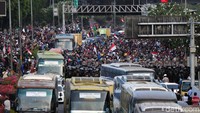 Puluhan polisi nampak membuat barikade di area sekitar lokasi demo yang berada di kawasan gedung DPR, Jakarta. Massa pun berdatangan untuk melakakukan aksi.